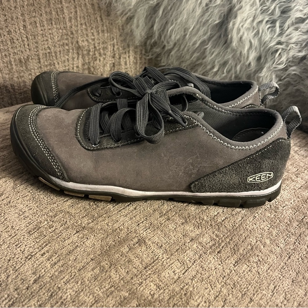 Keen sneakers - grey - size 9